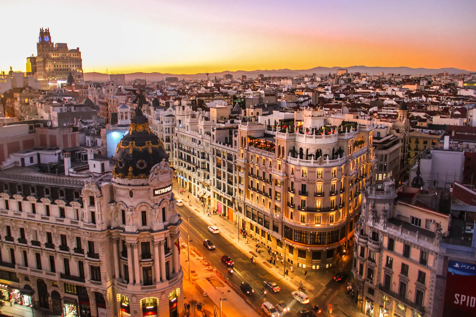 CPCON España Skyline de Madrid al atardecer con Gran Vía y distrito financiero - CPCON España sede central